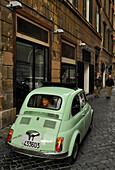 Strassenszene, Fiat 500 in einer Gasse, Rom, Latium, Italien, Europa