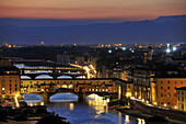 Blick auf die Ponte Vecchio und den Fluss Arno am Abend, Florenz, Toskana, Italien, Europa