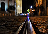 Schiene der Strassenbahn Linie 28 bei Nacht, Lissabon, Portugal, Europa