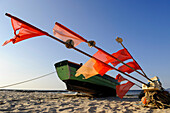 Fischerboot am Strand im Sonnenlicht, Stubbenfelde, Usedom, Mecklenburg-Vorpommern, Deutschland, Europa