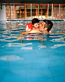 Vater und Kind im Pool, Hotel Post Bezau, Bezau, Bregenz, Vorarlberg, Österreich
