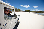Jeep am Fishermans beach, Westseite Great Keppel Island, Great Barrier Reef Marine Park, UNESCO Weltnaturerbe, Queensland, Australien