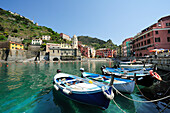 Boote im Hafen von Vernazza mit Vernazza im Hintergrund, Vernazza, Cinque Terre, UNESCO Weltkulturerbe Cinque Terre, Mittelmeer, Ligurien, Italien