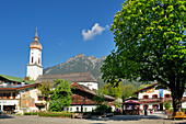 Dorfplatz von Garmisch mit Kirche und großer Kastanie, Garmisch-Partenkirchen, Wetterstein, Werdenfelser Land, Oberbayern, Bayern, Deutschland, Europa