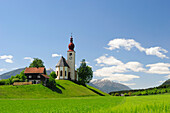 Kirche und Bauernhaus auf einer Anhöhe,Lenzdorf, Spittal, Kärnten, Österreich, Europa