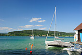 Segelboote an Bootshaus am Wörthersee, Wörthersee, Kärnten, Österreich, Europa
