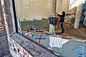 Blick durch das Schaufenster einer Boutique, Neue Schoenhauser Strasse, Mitte, Berlin, Deutschland, Europa