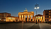 Das beleuchtete Brandenburger Tor bei Nacht, Unter den Linden, Pariser Platz, Bezirk Mitte, Berlin, Deutschland, Europa