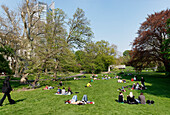 Menschen im Park, Schillerstraße, City-Hochhaus, Leipzig, Sachsen, Deutschland, Europa