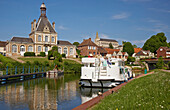 Die Gemeinde Long an der Somme mit Rathaus, Kirche und Hausboot, Dept. Somme, Picardie, Frankreich, Europa