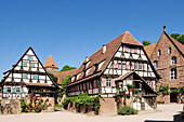 Fachwerkhäuser im Innenhof, Kloster Maulbronn, Maulbronn, Baden-Württemberg, Deutschland, Europa