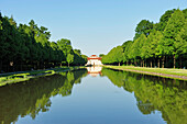 Schloss Lustheim spiegelt sich im Kanal, Schleißheim, München, Bayern, Deutschland, Europa