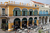 Menschen sitzen draußen und genießen Livemusik vor Taberna de la Muralla Brauerei mit Bar und Restaurant an der Plaza Vieja in der Altstadt von Havanna, Kuba, Karibik