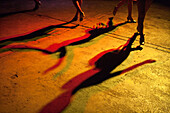 Tänzerinnen werfen Schatten auf Boden von Centro Cultural Polo Montanez Musik- und Kulturzentrum, Vinales (Viñales), Provinz Pinar del Rio, Kuba, Karibik