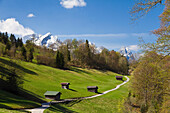 Weg nach Wamberg, Wettersteingebirge mit Zugspitze, Waxenstein und Alpspitze im Hintergrund, Werdenfelser Land, Oberbayern, Deutschland