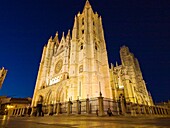 Vista nocturna de la fachada occidental de la catedral de León, de estilo gótico, con las torres de las Campanas y del Reloj - Castilla y León - España