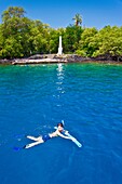 snorkelers and Captain Cook Monument, Kealakekua Bay Marine Preserve, Captain Cook, Big Island, Hawaii, USA, Pacific Ocean
