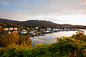 Blick auf kleinen Ort Skanevik, Hordaland, Norwegen, Skandinavien, Europa