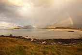 Regenbogen über der Küstenlandschaft bei Fredvang, Landschaft auf den Lofoten, Herbst, Fredvang, Flagstadoya, Nordland, Norwegen, Skandinavien, Europa