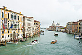 Blick über Canal Grande zur Santa Maria della Salute, Venedig, Venetien, Italien