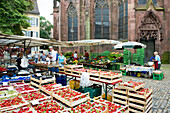 Market in Minster square, Freiburg Minster in background, Freiburg im Breisgau, Baden-Wurttemberg, Germany