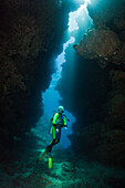 Taucher in Unterwasserhoehle, Namena Marine Park, Fidschi
