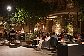 Menschen sitzen abends draußen an einer Bar, Grado, Provinz Udine, Friaul-Julisch-Venetien, Oberitalien, Italien