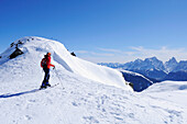 Skitourgeherin blickt auf Sextener Dolomiten, Marchkinkele, Villgratner Berge, Hohe Tauern, Osttirol, Österreich