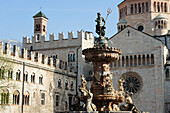 Brunnen auf Stadtplatz mit Dom im Hintergrund, Trient, Trento, Trentino, Italien, Europa