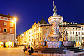 Beleuchteter Brunnen am Stadtplatz in Trento, Trient, Trento, Trentino, Italien, Europa
