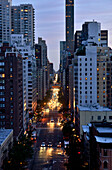 1st. Avenue mit Hochhäuser am Abend, New York City, New York, USA
