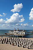Wolken über der Seebrücke und dem Strand, Sellin, Insel Rügen, Ostsee, Mecklenburg-Vorpommern, Deutschland, Europa