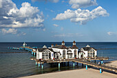 Wolken über der Seebrücke und dem Strand, Sellin, Insel Rügen, Ostsee, Mecklenburg-Vorpommern, Deutschland