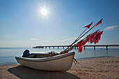 Fischerboot am Strand, Bansin, Insel Usedom, Ostsee, Mecklenburg-Vorpommern, Deutschland, Europa