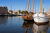 Fangenturm und Schiffe am Museumshafen, Greifswald, Ostsee, Mecklenburg-Vorpommern, Deutschland