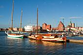 Ozeaneum, Speicherhäuser und Segelschiffe im Hafen, Nikolaikirche im Hintergrund, Stralsund, Ostsee, Mecklenburg-Vorpommern, Deutschland