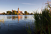 Blick über Schweriner See auf Schweriner Schloss, Schwerin, Mecklenburg-Vorpommern, Deutschland