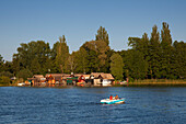 Bootshäuser und Motorboot am Schweriner See, Schwerin, Mecklenburgische Seenplatte, Mecklenburg-Vorpommern, Deutschland