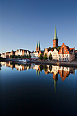 Blick über die Trave zur Altstadt mit Marienkirche und Petrikirche, Hansestadt Lübeck, Schleswig-Holstein, Deutschland