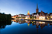 Blick über die Trave zur Altstadt mit Marienkirche und Petrikirche, Hansestadt Lübeck, Ostsee, Schleswig-Holstein, Deutschland