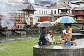 Népal, Kathmandu, Hindu ritual in Pashupatinah