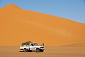 LIBYE, Vehicle in Erg Ubari desert