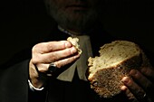 Suisse, Genève, Protestant minister holding communion bread