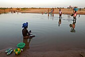 Mauritanie, Guidimakha, Boully, Villagers in silting river