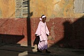 Sénégal, Saint Louis, Saint Louis woman walking