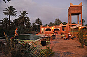Swimming Pool im Camping Le Palmeraie, Agdz, Draa Tal südlich vom Hohen Atlas. Marokko, Afrika