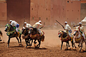 Reiter mit Gewehre beim Fantasia Fest, Moussem im Hoher Atlas in Azilal, Marokko, Afrika