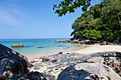 Malerischer Strand im Sonnenlicht, Khao Lak Lamru Nationalpark, Andamanensee, Indischer Ozean, Khao Lak, Thailand, Asien
