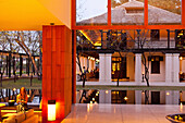 Beleuchtetes Foyer des Hotels Chedi Chiang Mai, Chiang Mai, Thailand, Asien