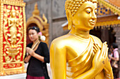 Wat Doi Suthep, goldene Buddha Figur vor gläubiger Frau, Chiang Mai, Thailand, Asien